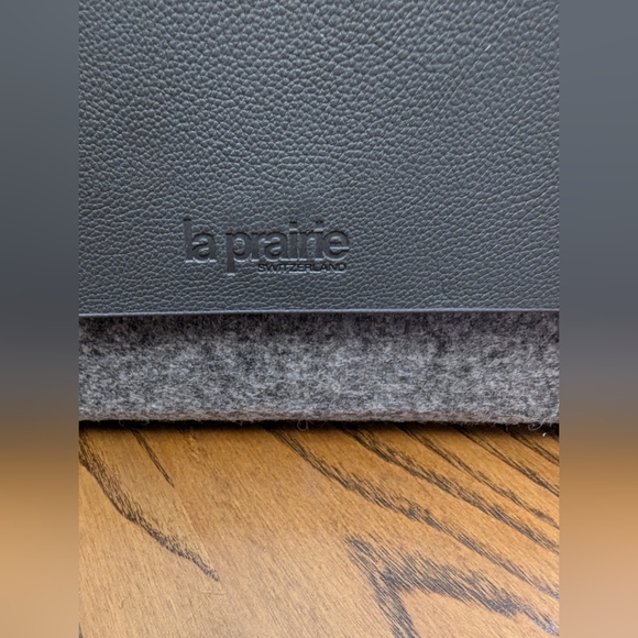 La Prairie Grey Makeup Bag. Flap Cover, Zippered, Medallion Zip Pull. Felted. - Picture 2 of 6